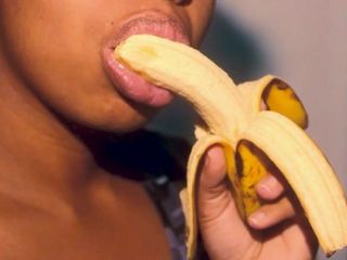 Safada ébano com lábios sensuais brincando com uma banana