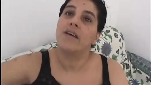 Tıknaz amatör esmer iki yarakla meşgul