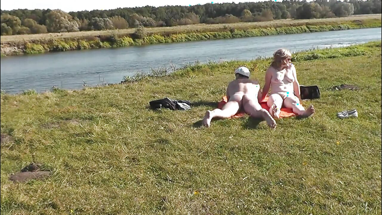 Min kone og elsker solbadede nøgne på vild strand og kneppede doggystyle. Nøgen i offentligheden Nudister Naturister Udendørs Udenfor Sex