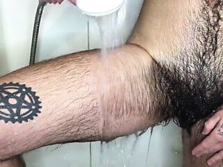 Cockteau Twink с волосатой мохнаткой в ванне