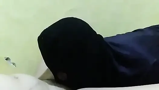 Ev sessizken orta yaşlı seksi kadının amını yalıyor