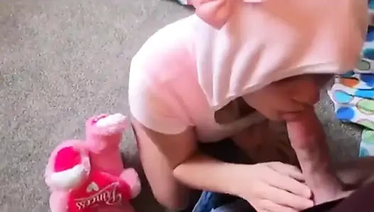 Teen spielt mit dem dildo der stiefmutter und wird von stiefvater gefickt