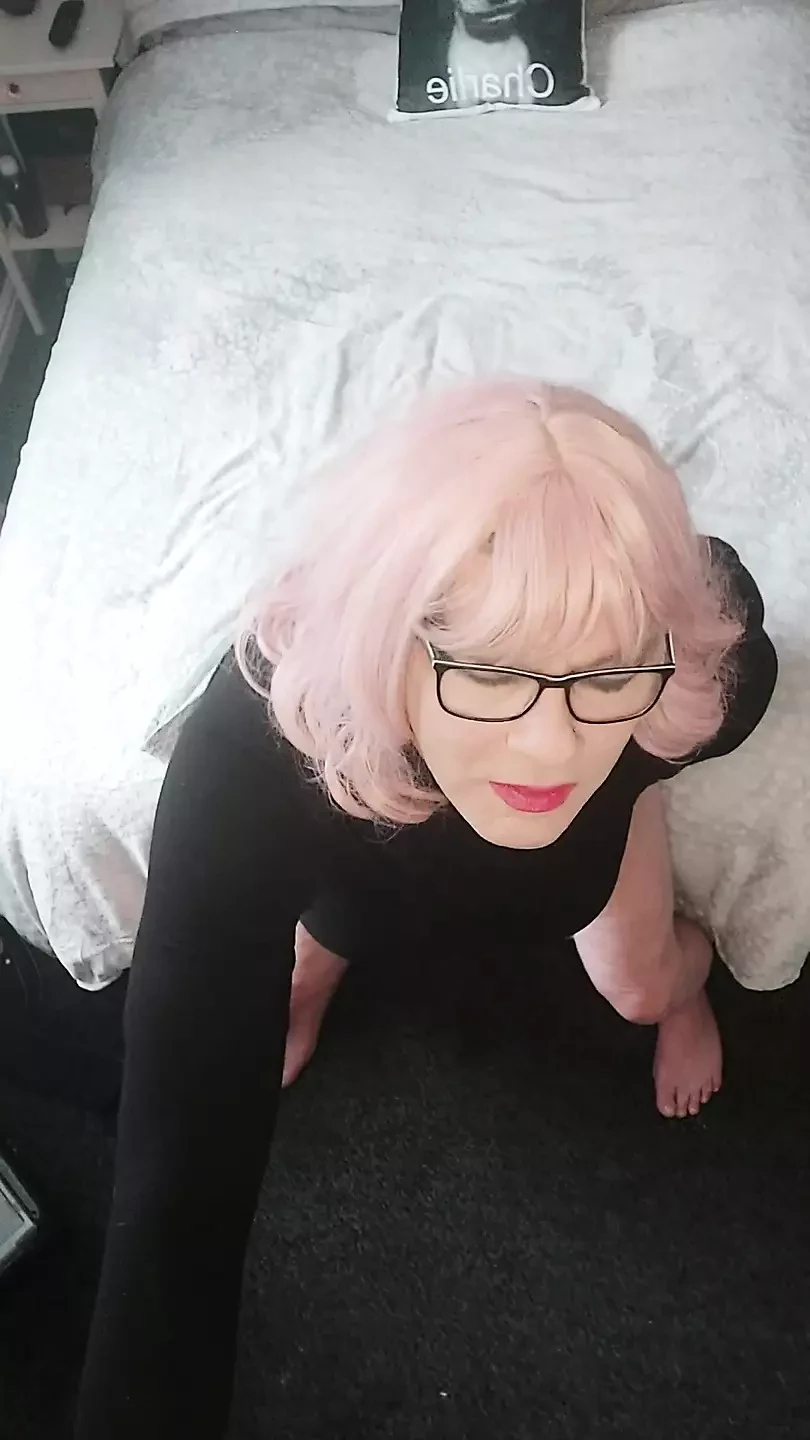 Juniper Berri Velika Britanija crossdresser nedeljna zabava sa dildom