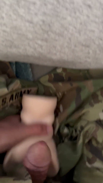 Ordu solider tam üniforma giyerken lateks bir amcığı sikiyor ve sonra bir fıstığı patlatmak için yatakta yatıyor! | Klip 1