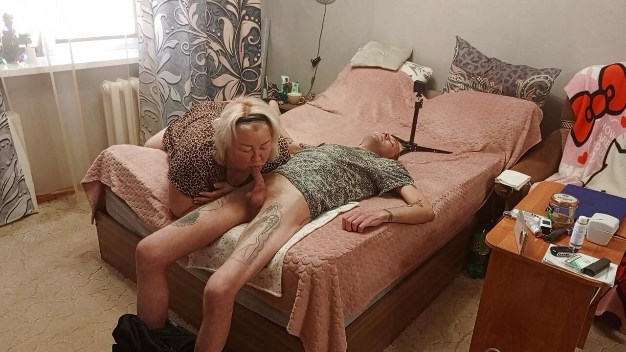 Stiefmutter gibt blowjob, um einen schluck sperma zu bekommen