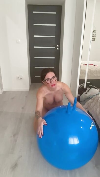 JE CHEVAUCHE MA PUTAIN DE BOULE GONFLABLE QUI REBONDIT JUSQU’À CE QUE JE JOUISSE !