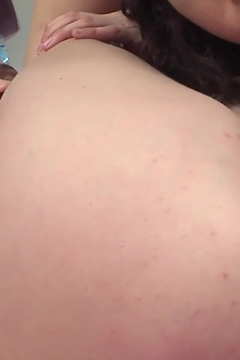 Napaljene lezbejke ližu jedna drugoj pičke, a zatim jebu prstima