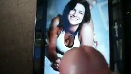 gina carano'ya saygı duruşu