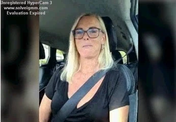 Milf megmutatja a melleit vezetés közben