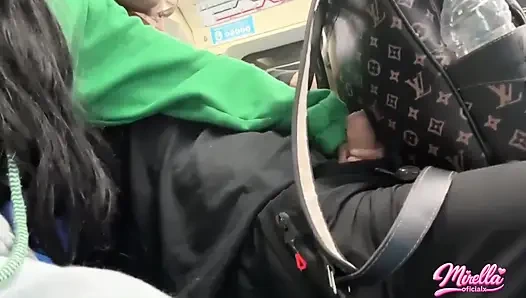 Dia tidak tahan melihat tanda volume dan menyedot saya ke dalam kereta bawah tanah São Paulo