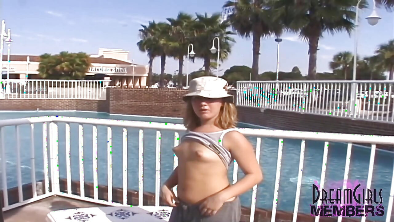 ספינרית מטורפת פותחת את הכוס שלה במושב האחורי שלי