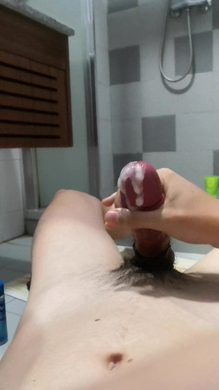 Ejaculação explosiva com porra espessa escorrendo