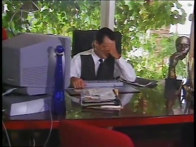 Si manis kecil molek tidak bersedia untuk berkahwin tetapi perlu dikongkek keras