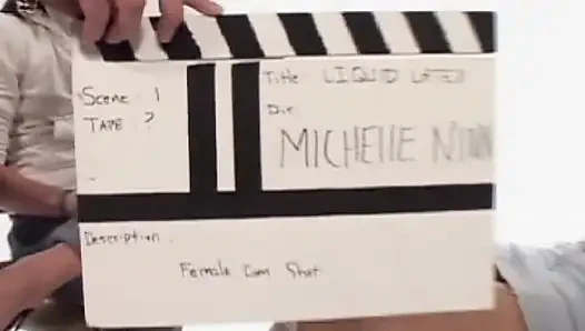 Mükemmel şekilli Fransız bebekler sette lezbiyen eğlencesi yaşıyor