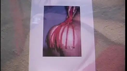Чувак с большой елдой трахает рот горячей блондинки, киску на кровати