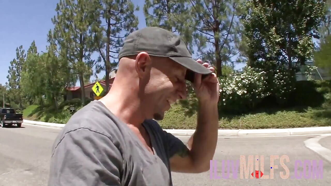 Küçük memeli esmer kadın bir adam tarafından sert sikiliyor
