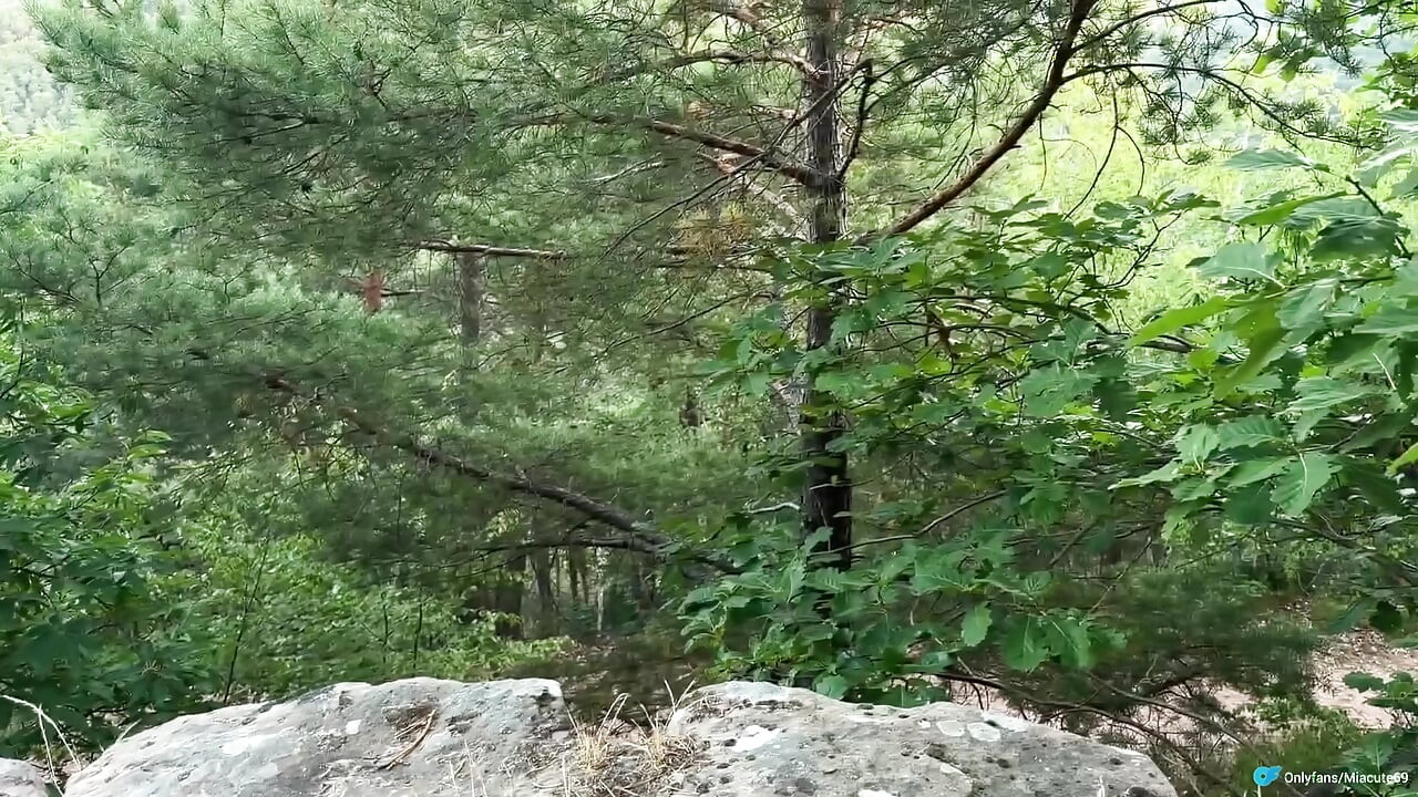 Cute Stranger fanget meg i skogen. Handjob med sæd på føttene