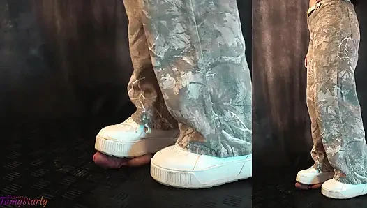 Cewek nakal ini menginjak-nginjak kontol dan ngocok kontolnya pakai sepatu bootjob!