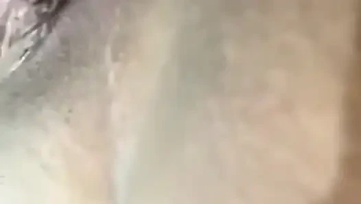 Yaramaz sarışın vajinasını oynuyor