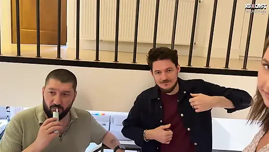 За Кулисами! Подожди Снаружи, Пока Мы Ебем Твою Подружку! Рогоносца Выгоняют, Чтобы Крутые Мужики Могли Трахнуть Его Шлюшку!