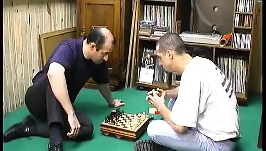 Lucie satranç için iyi değil, ama diğer yandan her şeyi sikiyor