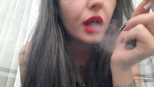 Fetiche sexy de fumar de dominatrix Nika. amante fuma 2 cigarros finos em uma fileira, e você cheira a fumaça dela.