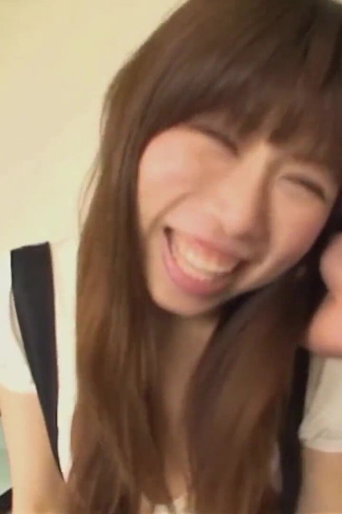 Besos apasionados y apretando sus tetas hacen que su coño asiático peludo se prepare para la acción hardcore