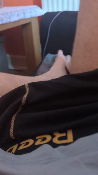 ソファの上でペンダントで遊ぶ