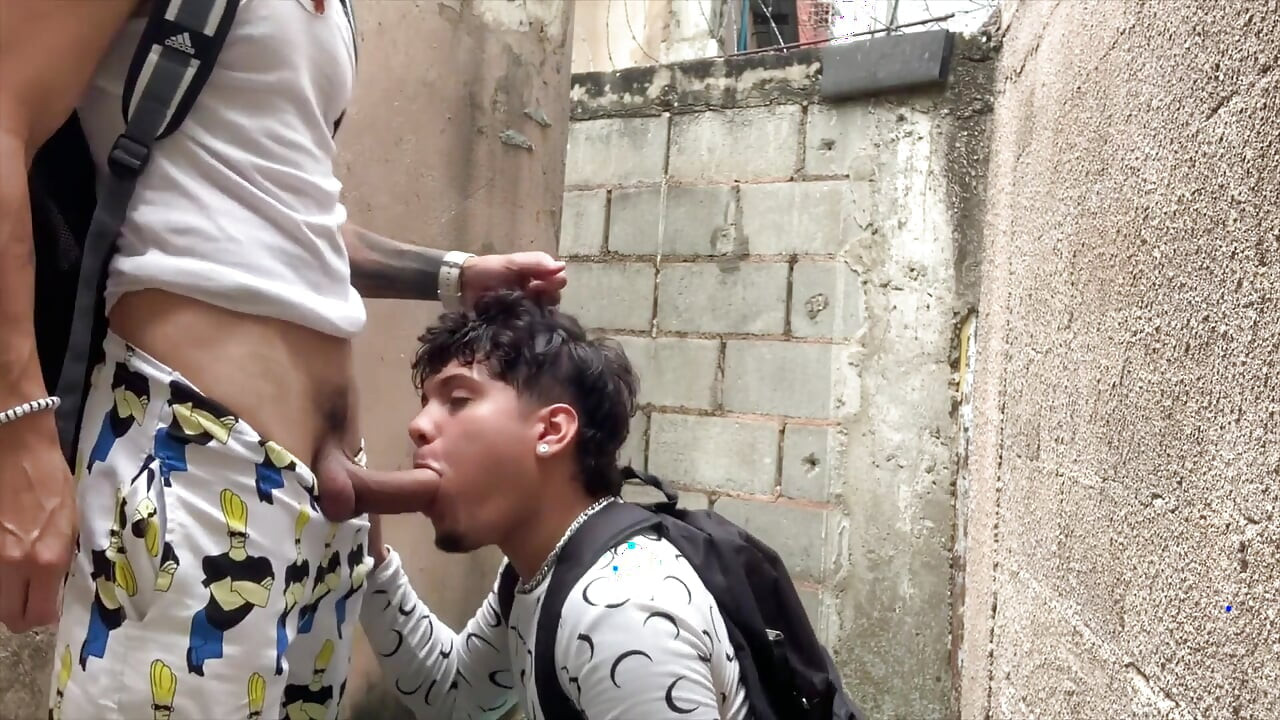 Pequena vadia submissa ao chefe latino