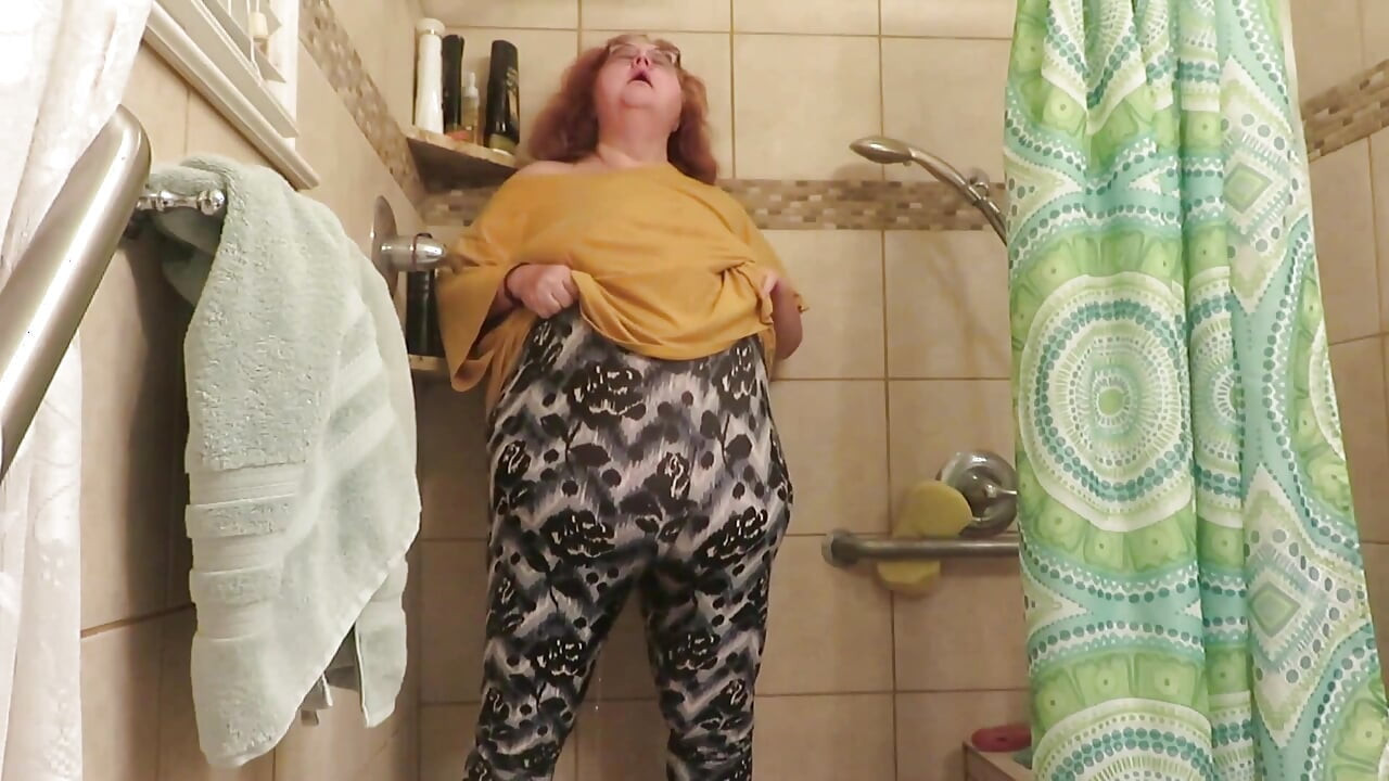 Juego con chocolate y rociado poniéndome el vientre y el culo de mis tetas