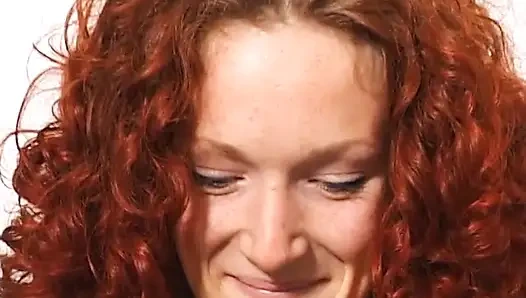 Симпатичная рыжая трахает пальцами ее любовную дырку