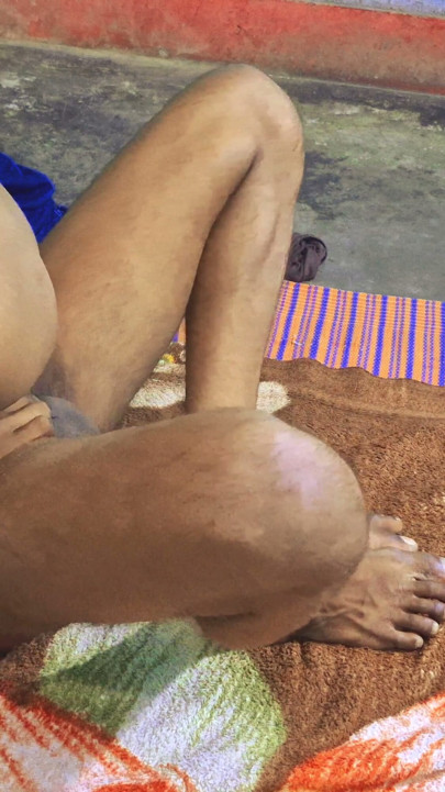 Dona de casa da aldeia a ser fodida com força em estilo doggy viral hindi sex | Clip 1