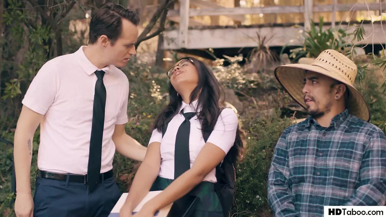 女大学生发现自己在变态继兄弟姐妹之间