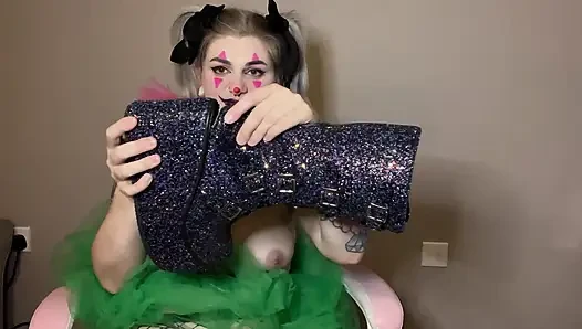 Trashiger clown verschweigt auf pizza zum mitnehmen