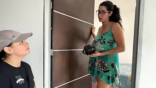 Странный трахает меня очень жестко, связывает меня, доминирует над мной и кончает в меня!