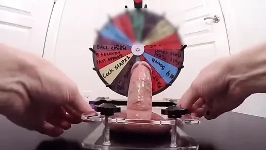 Ibu tiriku lagi asik mainin kontolku pakai roulette