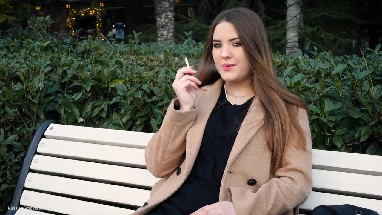 Rus kız öğle tatilini arka arkaya 3 kez sigara içerek geçiriyor