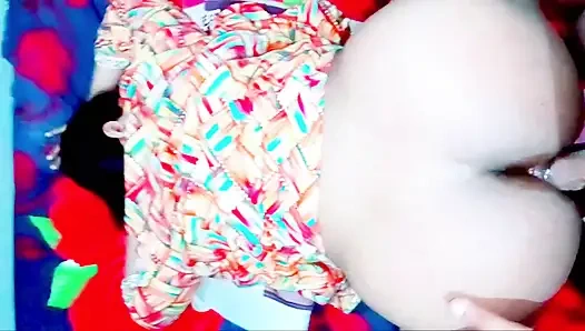 Kocası evde yokken Neha Yenge'nin sıkı götünü domaltarak siktim. Yenge sikimi emdi ve çığlık atmaya başladı.