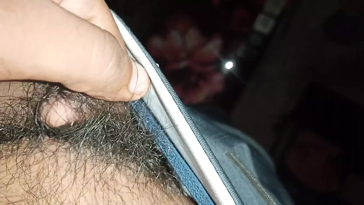 "방에서 혼자 있는 인도 소년 - 쓰다듬기 💦 저항할 수 없어"