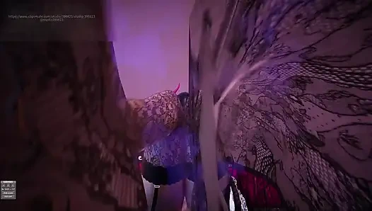 C038 Bir adam oyuncakla kısıtlanıyor ve bir kadının büyük götü tarafından yüzüne oturuyor