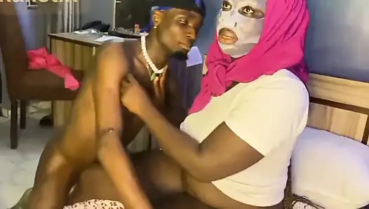 Tante semok berhijab yang baru nikah pura-pura polos diyakinkan untuk selingkuh satu putaran lagi