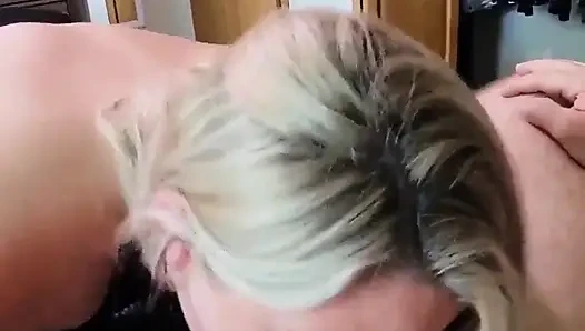 Blondes hotwife gibt einen heißen blowjob und bekommt eine massive gesichtsbesamung