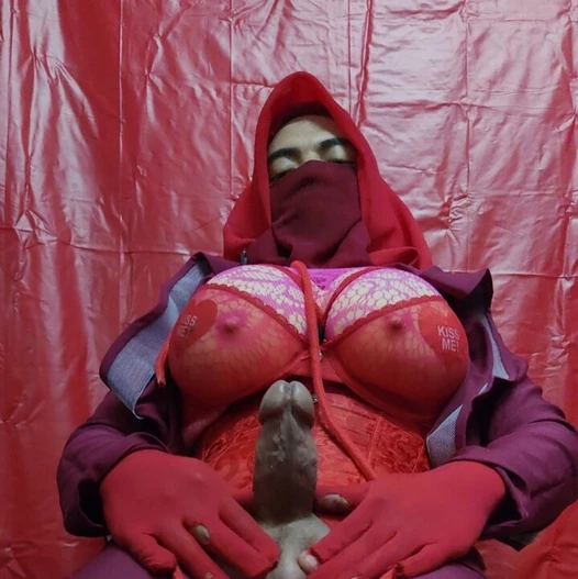 Elisya poupée en hijab - masturbation extrême bdsm, partie dure (7)