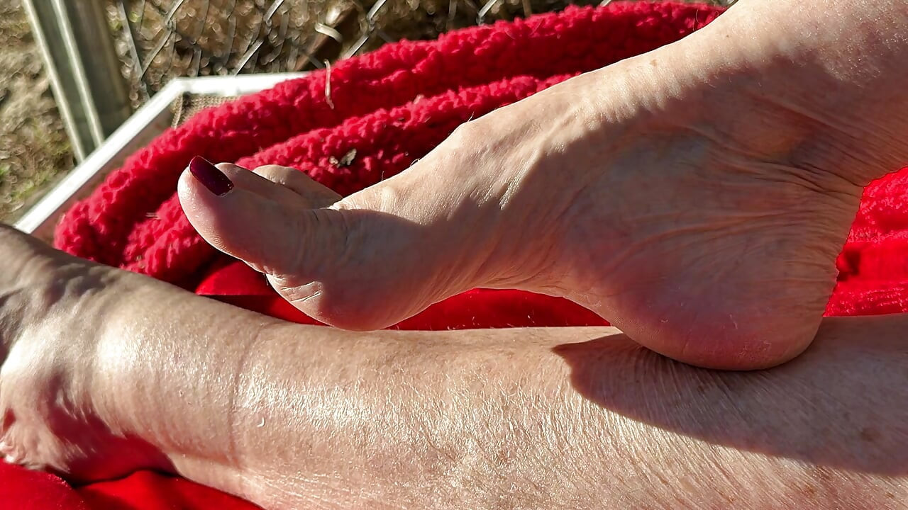 Fã pede avó nua ao sol mostra solas sujas e toes gilf
