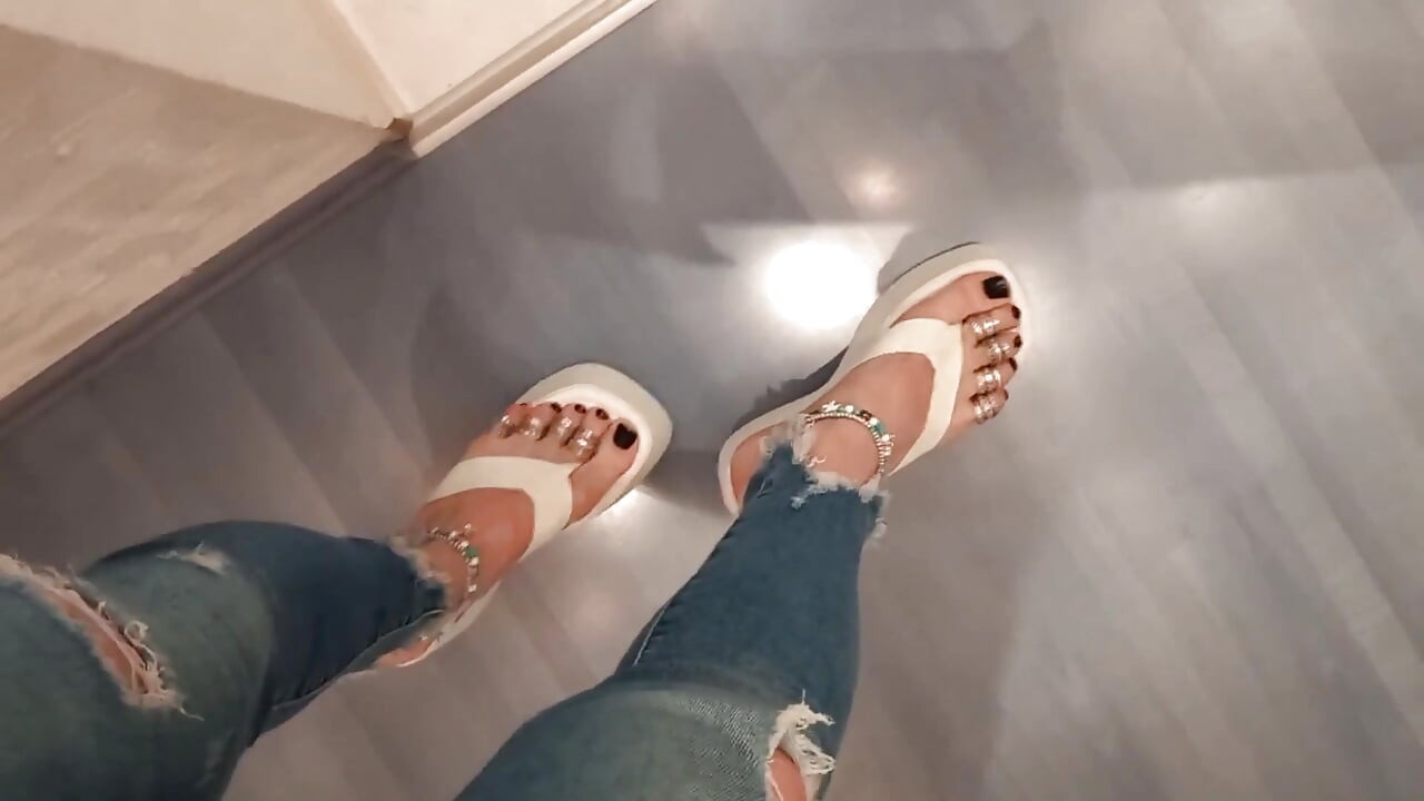 Garras Negras Se Masturban Y Toeran, Chanclas - Primer Plano