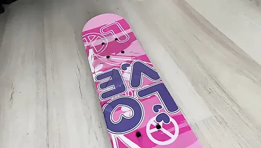 Kencing di skateboardku dan pamer memeknya - close up