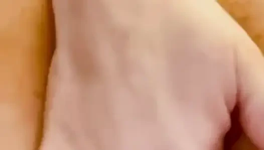 Tante seksi ini lagi asik ngentot memeknya habis-habisan