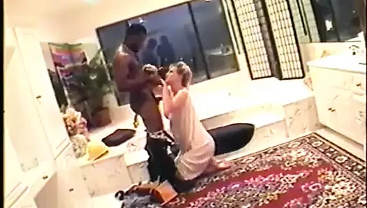 Sarışın orta yaşlı seksi kadında büyük zenci yarağı