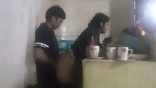 Hizmetçi mutfakta sikiliyor (karım neredeyse bizi buluyor)
