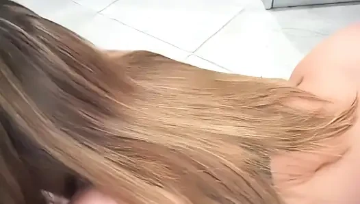 İtaatkar sürtük Lexi Love ağzından götüne alıyor